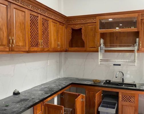 Ưu điểm khi sử dụng gỗ óc chó làm tủ bếp nhà ăn